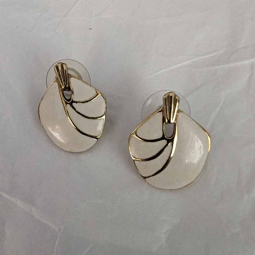 Elegant Gold and Cream Earrings
